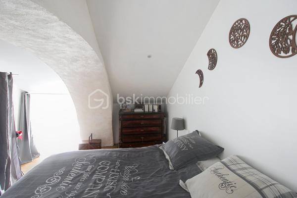 L'Hospitalet du Larzac ( proche de la Cavalerie et de l'A75 ) Laissez-vous séduire par cette magnifique maison en pierre de 86 m², véritable havre de paix situé au cœur de l'authentique plateau du Larzac, entièrement rénovée avec des matériaux de qualité, elle allie à la perfection le cachet de l'ancien  (voûtes, pierres apparentes) et des prestations modernes haut de gamme. Une superbe pièce de vie traversante, baignée de lumière, offrant un accès immédiat à la terrasse et au jardin, une salle d'eau moderne avec WC. A l'étage deux belles chambres qui vous offrent l'expérience unique de dormir sous les voûtes en pierre et un espace bureau complète ce niveau. LES + DE LA MAISON : Isolation complète et performante : DPE classé C, climatisation réversible, huisseries double vitrage, grande cave garage, à deux pas de l'école et proche des commerces et de l'A75 (Millau à 15 min, Montpellier à moins d'une heure) Contact Guy Jayet au 0611566624