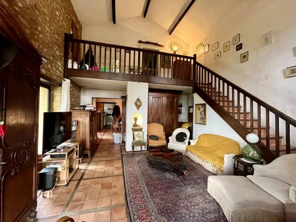 Maison de charme de 10 pièces et 270 m² habitable.