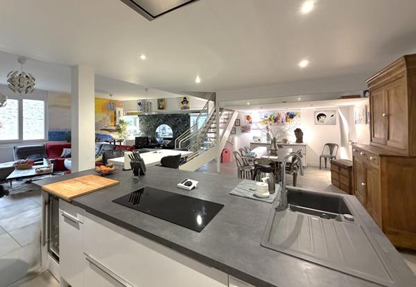 BON ENCONTRE - Ensemble immobilier comprenant un appartement type Loft de 254 m² dont 49 m² loué meublé avec accès indépendant et dépendance de 63 m² aménageable.