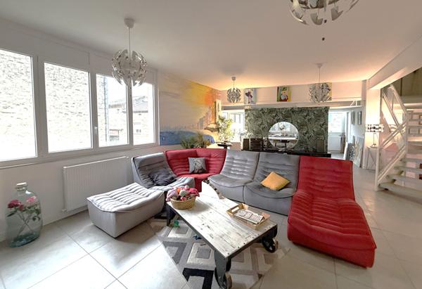 BON ENCONTRE - Ensemble immobilier comprenant un appartement type Loft de 254 m² dont 49 m² loué meublé avec accès indépendant et dépendance de 63 m² aménageable.