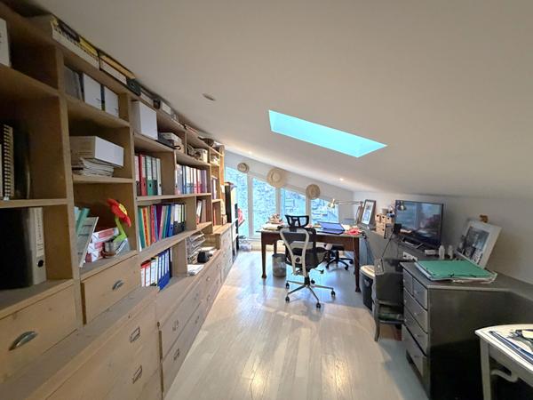 BON ENCONTRE - Ensemble immobilier comprenant un appartement type Loft de 254 m² dont 49 m² loué meublé avec accès indépendant et dépendance de 63 m² aménageable.