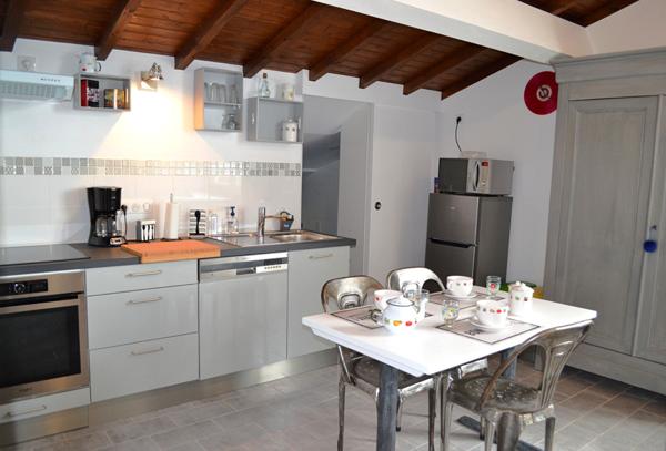 BON ENCONTRE - Ensemble immobilier comprenant un appartement type Loft de 254 m² dont 49 m² loué meublé avec accès indépendant et dépendance de 63 m² aménageable.