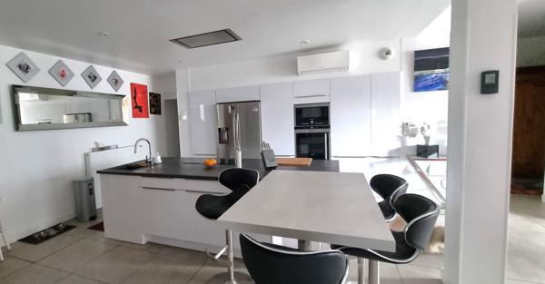 BON ENCONTRE - Ensemble immobilier comprenant un appartement type Loft de 254 m² dont 49 m² loué meublé avec accès indépendant et dépendance de 63 m² aménageable.