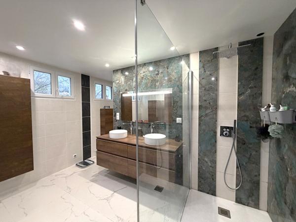 BON ENCONTRE - Ensemble immobilier comprenant un appartement type Loft de 254 m² dont 49 m² loué meublé avec accès indépendant et dépendance de 63 m² aménageable.