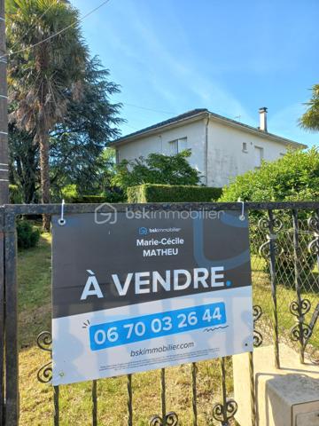 Découvrez cette maison de 136m² environ construite dans les années 70-80, située dans un cadre paisible aux portes de Lourdes.
Offrant tranquilité et proximité urbaine, cette maison à remettre aux goûts du jour est idéale pour un projet familial ou pour un rendement locatif.
Elle offre la possibilité de faire 2 logements avec entrée indépendante pour chacun. Un logement en rez de jardin et le second au premier étage avec escalier en extérieur.

Ne manquez cette nouvelle opportunité, contactez moi pour davantage de renseignements.