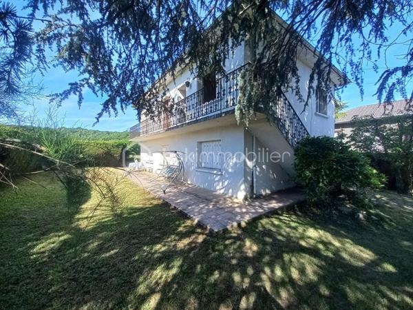 Découvrez cette maison de 136m² environ construite dans les années 70-80, située dans un cadre paisible aux portes de Lourdes.
Offrant tranquilité et proximité urbaine, cette maison à remettre aux goûts du jour est idéale pour un projet familial ou pour un rendement locatif.
Elle offre la possibilité de faire 2 logements avec entrée indépendante pour chacun. Un logement en rez de jardin et le second au premier étage avec escalier en extérieur.

Ne manquez cette nouvelle opportunité, contactez moi pour davantage de renseignements.
