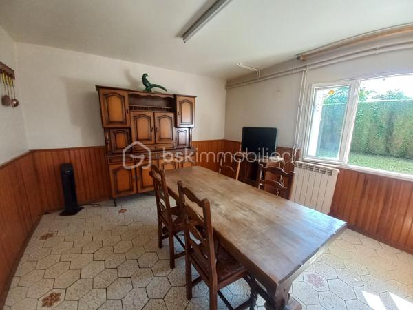 Découvrez cette maison de 136m² environ construite dans les années 70-80, située dans un cadre paisible aux portes de Lourdes.
Offrant tranquilité et proximité urbaine, cette maison à remettre aux goûts du jour est idéale pour un projet familial ou pour un rendement locatif.
Elle offre la possibilité de faire 2 logements avec entrée indépendante pour chacun. Un logement en rez de jardin et le second au premier étage avec escalier en extérieur.

Ne manquez cette nouvelle opportunité, contactez moi pour davantage de renseignements.
