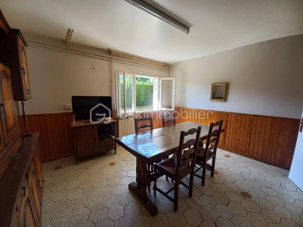 Découvrez cette maison de 136m² environ construite dans les années 70-80, située dans un cadre paisible aux portes de Lourdes.
Offrant tranquilité et proximité urbaine, cette maison à remettre aux goûts du jour est idéale pour un projet familial ou pour un rendement locatif.
Elle offre la possibilité de faire 2 logements avec entrée indépendante pour chacun. Un logement en rez de jardin et le second au premier étage avec escalier en extérieur.

Ne manquez cette nouvelle opportunité, contactez moi pour davantage de renseignements.