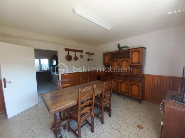 Découvrez cette maison de 136m² environ construite dans les années 70-80, située dans un cadre paisible aux portes de Lourdes.
Offrant tranquilité et proximité urbaine, cette maison à remettre aux goûts du jour est idéale pour un projet familial ou pour un rendement locatif.
Elle offre la possibilité de faire 2 logements avec entrée indépendante pour chacun. Un logement en rez de jardin et le second au premier étage avec escalier en extérieur.

Ne manquez cette nouvelle opportunité, contactez moi pour davantage de renseignements.