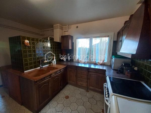 Découvrez cette maison de 136m² environ construite dans les années 70-80, située dans un cadre paisible aux portes de Lourdes.
Offrant tranquilité et proximité urbaine, cette maison à remettre aux goûts du jour est idéale pour un projet familial ou pour un rendement locatif.
Elle offre la possibilité de faire 2 logements avec entrée indépendante pour chacun. Un logement en rez de jardin et le second au premier étage avec escalier en extérieur.

Ne manquez cette nouvelle opportunité, contactez moi pour davantage de renseignements.