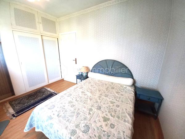 Découvrez cette maison de 136m² environ construite dans les années 70-80, située dans un cadre paisible aux portes de Lourdes.
Offrant tranquilité et proximité urbaine, cette maison à remettre aux goûts du jour est idéale pour un projet familial ou pour un rendement locatif.
Elle offre la possibilité de faire 2 logements avec entrée indépendante pour chacun. Un logement en rez de jardin et le second au premier étage avec escalier en extérieur.

Ne manquez cette nouvelle opportunité, contactez moi pour davantage de renseignements.