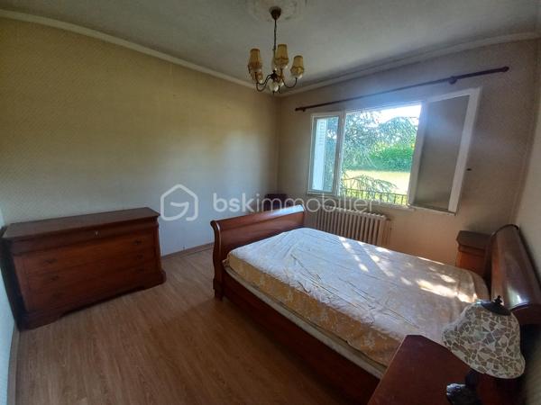 Découvrez cette maison de 136m² environ construite dans les années 70-80, située dans un cadre paisible aux portes de Lourdes.
Offrant tranquilité et proximité urbaine, cette maison à remettre aux goûts du jour est idéale pour un projet familial ou pour un rendement locatif.
Elle offre la possibilité de faire 2 logements avec entrée indépendante pour chacun. Un logement en rez de jardin et le second au premier étage avec escalier en extérieur.

Ne manquez cette nouvelle opportunité, contactez moi pour davantage de renseignements.