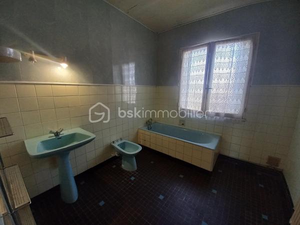 Découvrez cette maison de 136m² environ construite dans les années 70-80, située dans un cadre paisible aux portes de Lourdes.
Offrant tranquilité et proximité urbaine, cette maison à remettre aux goûts du jour est idéale pour un projet familial ou pour un rendement locatif.
Elle offre la possibilité de faire 2 logements avec entrée indépendante pour chacun. Un logement en rez de jardin et le second au premier étage avec escalier en extérieur.

Ne manquez cette nouvelle opportunité, contactez moi pour davantage de renseignements.