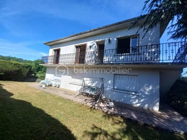 Découvrez cette maison de 136m² environ construite dans les années 70-80, située dans un cadre paisible aux portes de Lourdes.
Offrant tranquilité et proximité urbaine, cette maison à remettre aux goûts du jour est idéale pour un projet familial ou pour un rendement locatif.
Elle offre la possibilité de faire 2 logements avec entrée indépendante pour chacun. Un logement en rez de jardin et le second au premier étage avec escalier en extérieur.

Ne manquez cette nouvelle opportunité, contactez moi pour davantage de renseignements.