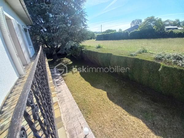 Découvrez cette maison de 136m² environ construite dans les années 70-80, située dans un cadre paisible aux portes de Lourdes.
Offrant tranquilité et proximité urbaine, cette maison à remettre aux goûts du jour est idéale pour un projet familial ou pour un rendement locatif.
Elle offre la possibilité de faire 2 logements avec entrée indépendante pour chacun. Un logement en rez de jardin et le second au premier étage avec escalier en extérieur.

Ne manquez cette nouvelle opportunité, contactez moi pour davantage de renseignements.