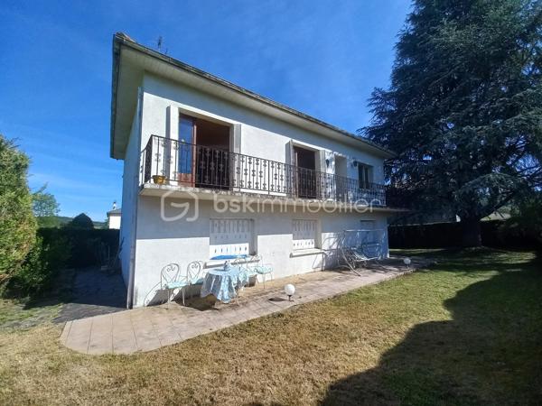Découvrez cette maison de 136m² environ construite dans les années 70-80, située dans un cadre paisible aux portes de Lourdes.
Offrant tranquilité et proximité urbaine, cette maison à remettre aux goûts du jour est idéale pour un projet familial ou pour un rendement locatif.
Elle offre la possibilité de faire 2 logements avec entrée indépendante pour chacun. Un logement en rez de jardin et le second au premier étage avec escalier en extérieur.

Ne manquez cette nouvelle opportunité, contactez moi pour davantage de renseignements.