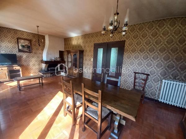 Découvrez cette maison de 136m² environ construite dans les années 70-80, située dans un cadre paisible aux portes de Lourdes.
Offrant tranquilité et proximité urbaine, cette maison à remettre aux goûts du jour est idéale pour un projet familial ou pour un rendement locatif.
Elle offre la possibilité de faire 2 logements avec entrée indépendante pour chacun. Un logement en rez de jardin et le second au premier étage avec escalier en extérieur.

Ne manquez cette nouvelle opportunité, contactez moi pour davantage de renseignements.