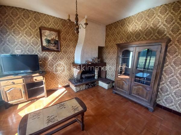 Découvrez cette maison de 136m² environ construite dans les années 70-80, située dans un cadre paisible aux portes de Lourdes.
Offrant tranquilité et proximité urbaine, cette maison à remettre aux goûts du jour est idéale pour un projet familial ou pour un rendement locatif.
Elle offre la possibilité de faire 2 logements avec entrée indépendante pour chacun. Un logement en rez de jardin et le second au premier étage avec escalier en extérieur.

Ne manquez cette nouvelle opportunité, contactez moi pour davantage de renseignements.