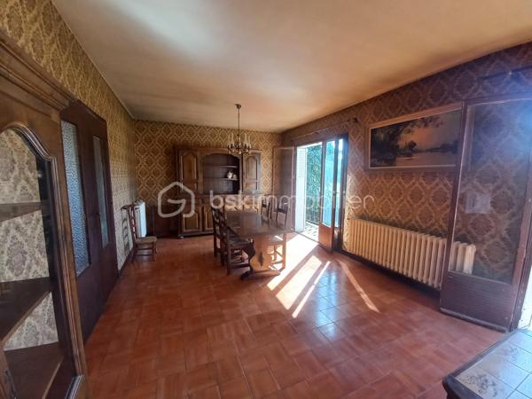 Découvrez cette maison de 136m² environ construite dans les années 70-80, située dans un cadre paisible aux portes de Lourdes.
Offrant tranquilité et proximité urbaine, cette maison à remettre aux goûts du jour est idéale pour un projet familial ou pour un rendement locatif.
Elle offre la possibilité de faire 2 logements avec entrée indépendante pour chacun. Un logement en rez de jardin et le second au premier étage avec escalier en extérieur.

Ne manquez cette nouvelle opportunité, contactez moi pour davantage de renseignements.
