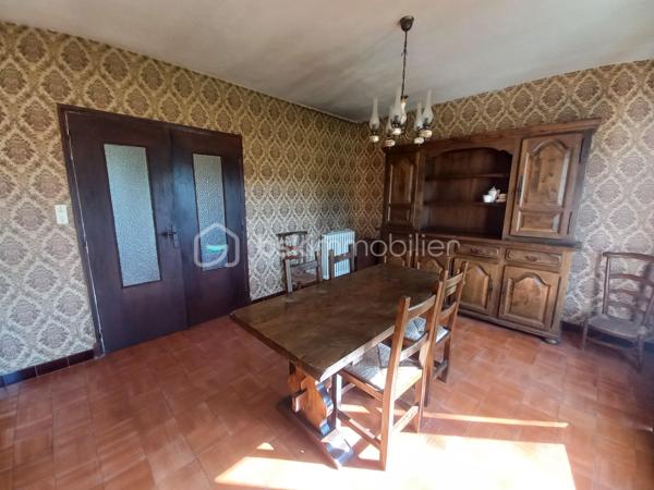 Découvrez cette maison de 136m² environ construite dans les années 70-80, située dans un cadre paisible aux portes de Lourdes.
Offrant tranquilité et proximité urbaine, cette maison à remettre aux goûts du jour est idéale pour un projet familial ou pour un rendement locatif.
Elle offre la possibilité de faire 2 logements avec entrée indépendante pour chacun. Un logement en rez de jardin et le second au premier étage avec escalier en extérieur.

Ne manquez cette nouvelle opportunité, contactez moi pour davantage de renseignements.