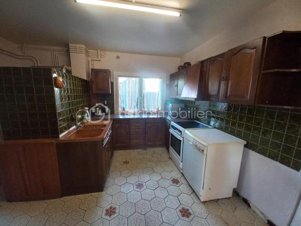 Découvrez cette maison de 136m² environ construite dans les années 70-80, située dans un cadre paisible aux portes de Lourdes.
Offrant tranquilité et proximité urbaine, cette maison à remettre aux goûts du jour est idéale pour un projet familial ou pour un rendement locatif.
Elle offre la possibilité de faire 2 logements avec entrée indépendante pour chacun. Un logement en rez de jardin et le second au premier étage avec escalier en extérieur.

Ne manquez cette nouvelle opportunité, contactez moi pour davantage de renseignements.
