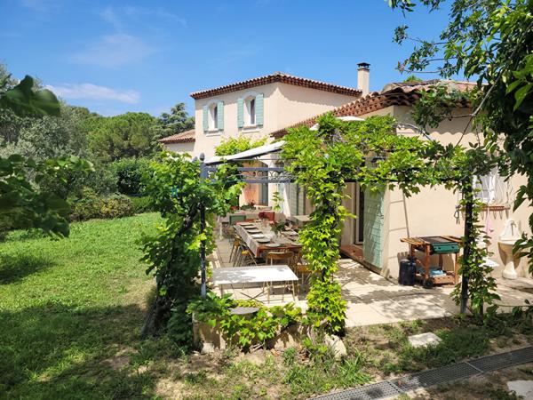 Belle bâtisse au charme provençale 5 pièce(s) 145.69m² 4 chambres sur terrain 1632m² 13013 Marseille