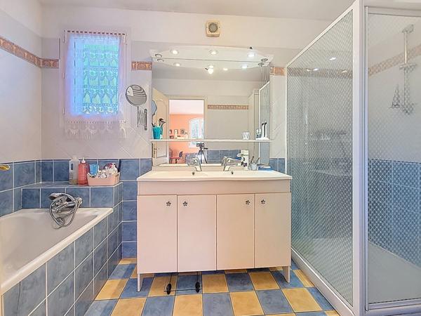 Belle bâtisse au charme provençale 5 pièce(s) 145.69m² 4 chambres sur terrain 1632m² 13013 Marseille