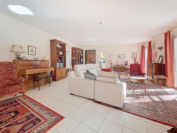 Belle bâtisse au charme provençale 5 pièce(s) 145.69m² 4 chambres sur terrain 1632m² 13013 Marseille