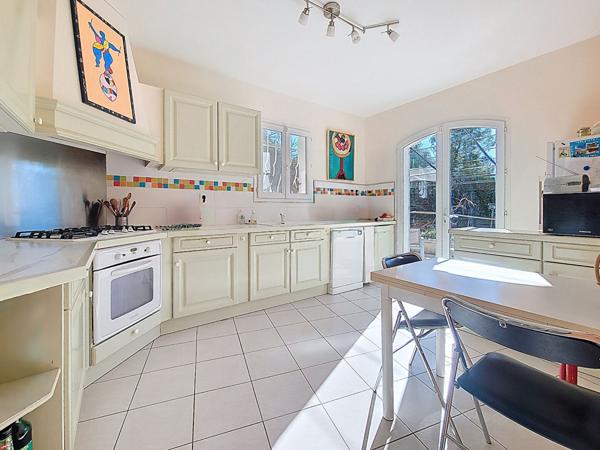 Belle bâtisse au charme provençale 5 pièce(s) 145.69m² 4 chambres sur terrain 1632m² 13013 Marseille