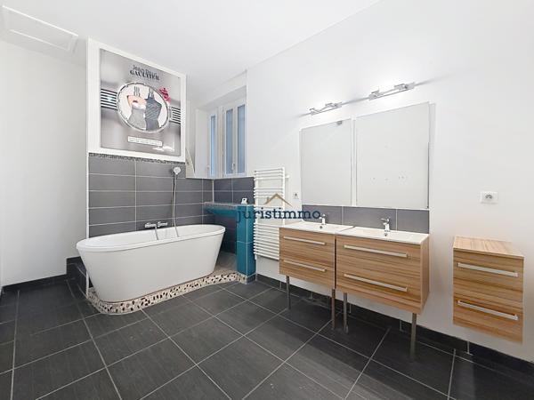 Orange (84100) BEL APPARTEMENT HAUSMANIEN LUMINEUX DE 158M² AVEC TERRASSE COUVERTE