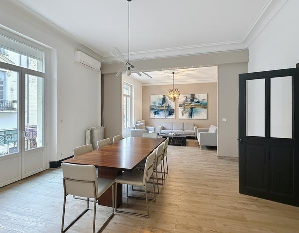 Orange (84100) BEL APPARTEMENT HAUSMANIEN LUMINEUX DE 158M² AVEC TERRASSE COUVERTE