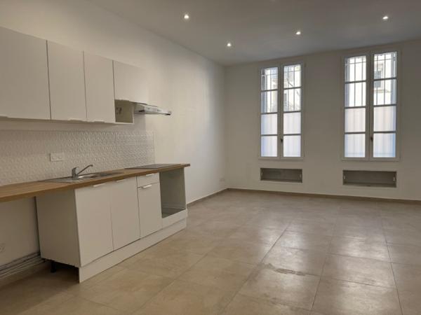 Marseille (13007) VENTE APPARTEMENT 70,85 M2 TYPE 3 TRAVERSANT RÉNOVÉ BD LIVON CATALANS 13007 MARSEILLE