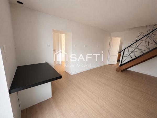 maison mitoyenne entièrement rénovée se composant de trois chambres dont une suite parentale ainsi qu'un grand séjour
