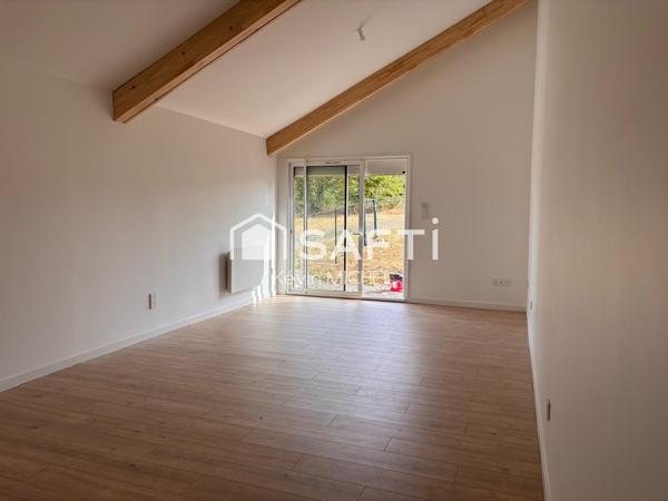 maison mitoyenne entièrement rénovée se composant de trois chambres dont une suite parentale ainsi qu'un grand séjour