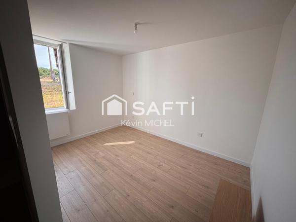maison mitoyenne entièrement rénovée se composant de trois chambres dont une suite parentale ainsi qu'un grand séjour