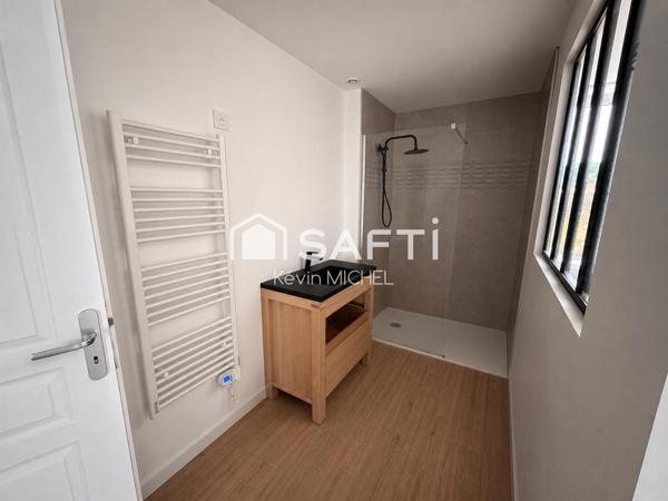 maison mitoyenne entièrement rénovée se composant de trois chambres dont une suite parentale ainsi qu'un grand séjour