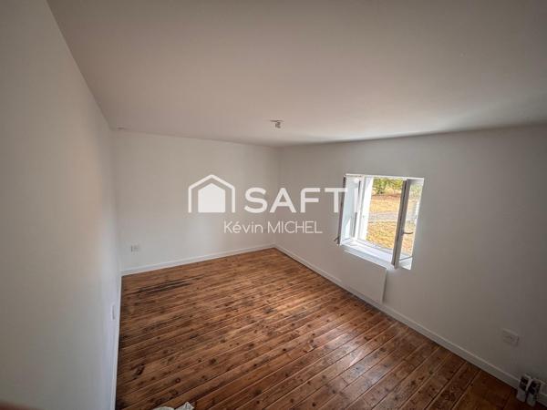 maison mitoyenne entièrement rénovée se composant de trois chambres dont une suite parentale ainsi qu'un grand séjour