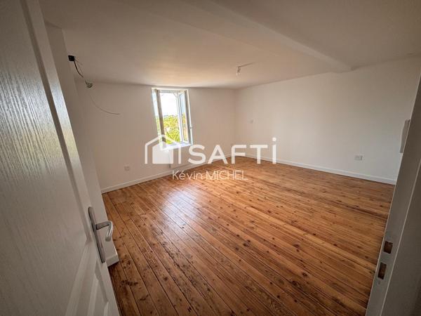 maison mitoyenne entièrement rénovée se composant de trois chambres dont une suite parentale ainsi qu'un grand séjour