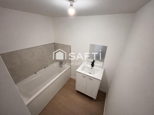 maison mitoyenne entièrement rénovée se composant de trois chambres dont une suite parentale ainsi qu'un grand séjour