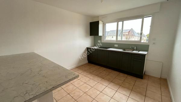 Logement nu + 2 locaux commerciaux loués