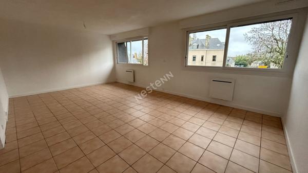 Logement nu + 2 locaux commerciaux loués