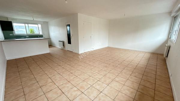 Logement nu + 2 locaux commerciaux loués