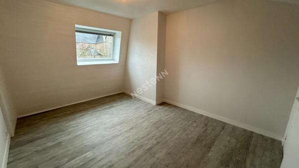 Logement nu + 2 locaux commerciaux loués