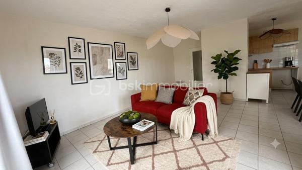 Découvrez ce superbe appartement de 68,25 m² situé au 1er étage d'une résidence moderne de 2008, offrant un cadre de vie agréable à proximité immédiate des établissements scolaires et à seulement 5 minutes des commerces, et du bassin d'Arcachon, avec piste cyclables au pied de la résidence. 

L'appartement se compose de :
• 2 chambres confortables avec placards
• une salle de bain fonctionnelle,
• une belle pièce de vie lumineuse avec cuisine ouverte,
• et d'un balcon de 7 m², idéal pour profiter des beaux jours.
La résidence dispose d'une piscine, parfaite pour se détendre durant la belle saison.

Que vous recherchiez votre résidence principale ou un investissement de qualité, cet appartement réunit de nombreux atouts : résidence sécurisée, piscine, espaces verts, balcon et emplacement privilégié.

📞 Contactez-moi dès aujourd'hui pour plus d'informations ou pour organiser une visite. Une belle opportunité à découvrir sans tarder !
