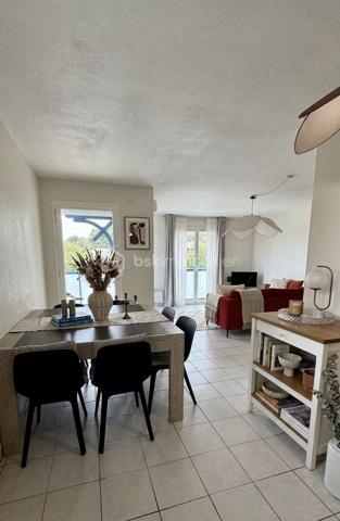 Découvrez ce superbe appartement de 68,25 m² situé au 1er étage d'une résidence moderne de 2008, offrant un cadre de vie agréable à proximité immédiate des établissements scolaires et à seulement 5 minutes des commerces, et du bassin d'Arcachon, avec piste cyclables au pied de la résidence. 

L'appartement se compose de :
• 2 chambres confortables avec placards
• une salle de bain fonctionnelle,
• une belle pièce de vie lumineuse avec cuisine ouverte,
• et d'un balcon de 7 m², idéal pour profiter des beaux jours.
La résidence dispose d'une piscine, parfaite pour se détendre durant la belle saison.

Que vous recherchiez votre résidence principale ou un investissement de qualité, cet appartement réunit de nombreux atouts : résidence sécurisée, piscine, espaces verts, balcon et emplacement privilégié.

📞 Contactez-moi dès aujourd'hui pour plus d'informations ou pour organiser une visite. Une belle opportunité à découvrir sans tarder !