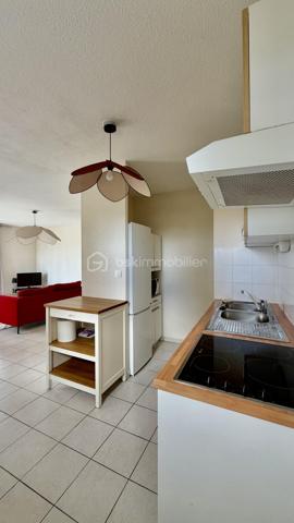 Découvrez ce superbe appartement de 68,25 m² situé au 1er étage d'une résidence moderne de 2008, offrant un cadre de vie agréable à proximité immédiate des établissements scolaires et à seulement 5 minutes des commerces, et du bassin d'Arcachon, avec piste cyclables au pied de la résidence. 

L'appartement se compose de :
• 2 chambres confortables avec placards
• une salle de bain fonctionnelle,
• une belle pièce de vie lumineuse avec cuisine ouverte,
• et d'un balcon de 7 m², idéal pour profiter des beaux jours.
La résidence dispose d'une piscine, parfaite pour se détendre durant la belle saison.

Que vous recherchiez votre résidence principale ou un investissement de qualité, cet appartement réunit de nombreux atouts : résidence sécurisée, piscine, espaces verts, balcon et emplacement privilégié.

📞 Contactez-moi dès aujourd'hui pour plus d'informations ou pour organiser une visite. Une belle opportunité à découvrir sans tarder !