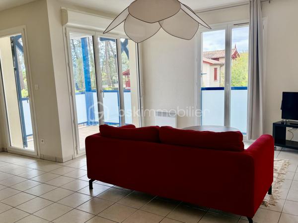 Découvrez ce superbe appartement de 68,25 m² situé au 1er étage d'une résidence moderne de 2008, offrant un cadre de vie agréable à proximité immédiate des établissements scolaires et à seulement 5 minutes des commerces, et du bassin d'Arcachon, avec piste cyclables au pied de la résidence. 

L'appartement se compose de :
• 2 chambres confortables avec placards
• une salle de bain fonctionnelle,
• une belle pièce de vie lumineuse avec cuisine ouverte,
• et d'un balcon de 7 m², idéal pour profiter des beaux jours.
La résidence dispose d'une piscine, parfaite pour se détendre durant la belle saison.

Que vous recherchiez votre résidence principale ou un investissement de qualité, cet appartement réunit de nombreux atouts : résidence sécurisée, piscine, espaces verts, balcon et emplacement privilégié.

📞 Contactez-moi dès aujourd'hui pour plus d'informations ou pour organiser une visite. Une belle opportunité à découvrir sans tarder !