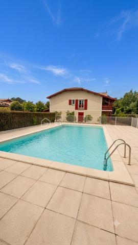 Découvrez ce superbe appartement de 68,25 m² situé au 1er étage d'une résidence moderne de 2008, offrant un cadre de vie agréable à proximité immédiate des établissements scolaires et à seulement 5 minutes des commerces, et du bassin d'Arcachon, avec piste cyclables au pied de la résidence. 

L'appartement se compose de :
• 2 chambres confortables avec placards
• une salle de bain fonctionnelle,
• une belle pièce de vie lumineuse avec cuisine ouverte,
• et d'un balcon de 7 m², idéal pour profiter des beaux jours.
La résidence dispose d'une piscine, parfaite pour se détendre durant la belle saison.

Que vous recherchiez votre résidence principale ou un investissement de qualité, cet appartement réunit de nombreux atouts : résidence sécurisée, piscine, espaces verts, balcon et emplacement privilégié.

📞 Contactez-moi dès aujourd'hui pour plus d'informations ou pour organiser une visite. Une belle opportunité à découvrir sans tarder !