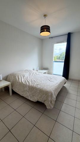 Découvrez ce superbe appartement de 68,25 m² situé au 1er étage d'une résidence moderne de 2008, offrant un cadre de vie agréable à proximité immédiate des établissements scolaires et à seulement 5 minutes des commerces, et du bassin d'Arcachon, avec piste cyclables au pied de la résidence. 

L'appartement se compose de :
• 2 chambres confortables avec placards
• une salle de bain fonctionnelle,
• une belle pièce de vie lumineuse avec cuisine ouverte,
• et d'un balcon de 7 m², idéal pour profiter des beaux jours.
La résidence dispose d'une piscine, parfaite pour se détendre durant la belle saison.

Que vous recherchiez votre résidence principale ou un investissement de qualité, cet appartement réunit de nombreux atouts : résidence sécurisée, piscine, espaces verts, balcon et emplacement privilégié.

📞 Contactez-moi dès aujourd'hui pour plus d'informations ou pour organiser une visite. Une belle opportunité à découvrir sans tarder !