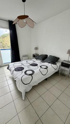Découvrez ce superbe appartement de 68,25 m² situé au 1er étage d'une résidence moderne de 2008, offrant un cadre de vie agréable à proximité immédiate des établissements scolaires et à seulement 5 minutes des commerces, et du bassin d'Arcachon, avec piste cyclables au pied de la résidence. 

L'appartement se compose de :
• 2 chambres confortables avec placards
• une salle de bain fonctionnelle,
• une belle pièce de vie lumineuse avec cuisine ouverte,
• et d'un balcon de 7 m², idéal pour profiter des beaux jours.
La résidence dispose d'une piscine, parfaite pour se détendre durant la belle saison.

Que vous recherchiez votre résidence principale ou un investissement de qualité, cet appartement réunit de nombreux atouts : résidence sécurisée, piscine, espaces verts, balcon et emplacement privilégié.

📞 Contactez-moi dès aujourd'hui pour plus d'informations ou pour organiser une visite. Une belle opportunité à découvrir sans tarder !